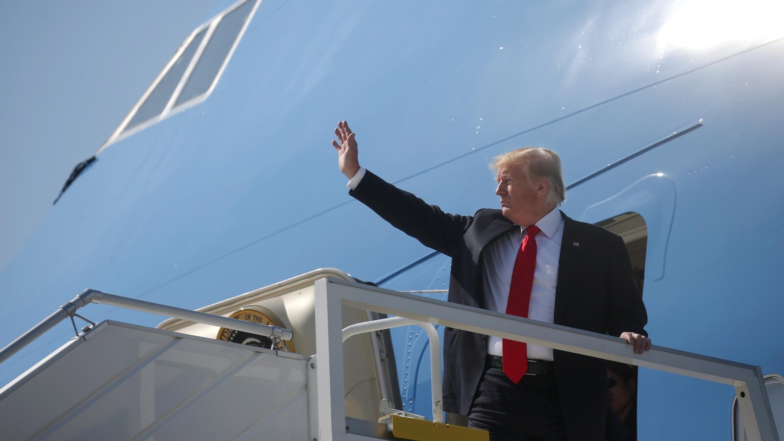 Donald Trump embarque dans son avion présidentiel.