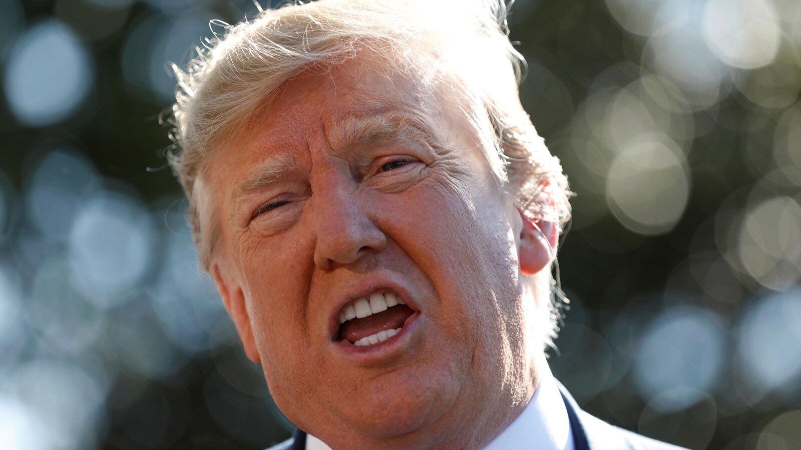 Vue en gros plan du président Trump, qui s'adresse aux journalistes à l'extérieur de la Maison-Blanche.