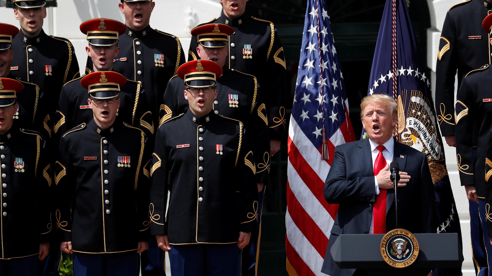 Le président américain Donald Trump, main sur le cœur, chante l'hymne national durant une « célébration des États-Unis » mardi à la Maison-Blanche.