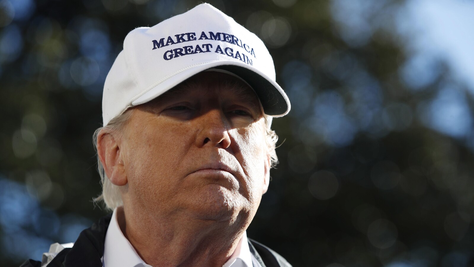 Gros plan du président Donald Trump qui arbore une casquette sur laquelle il est écrit : Make America Great Again »