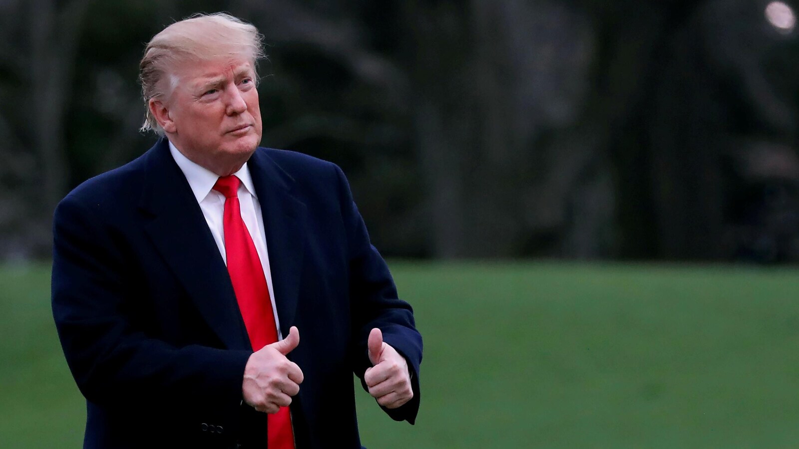 Le président américain fait un signe de pouce levé aux médias.