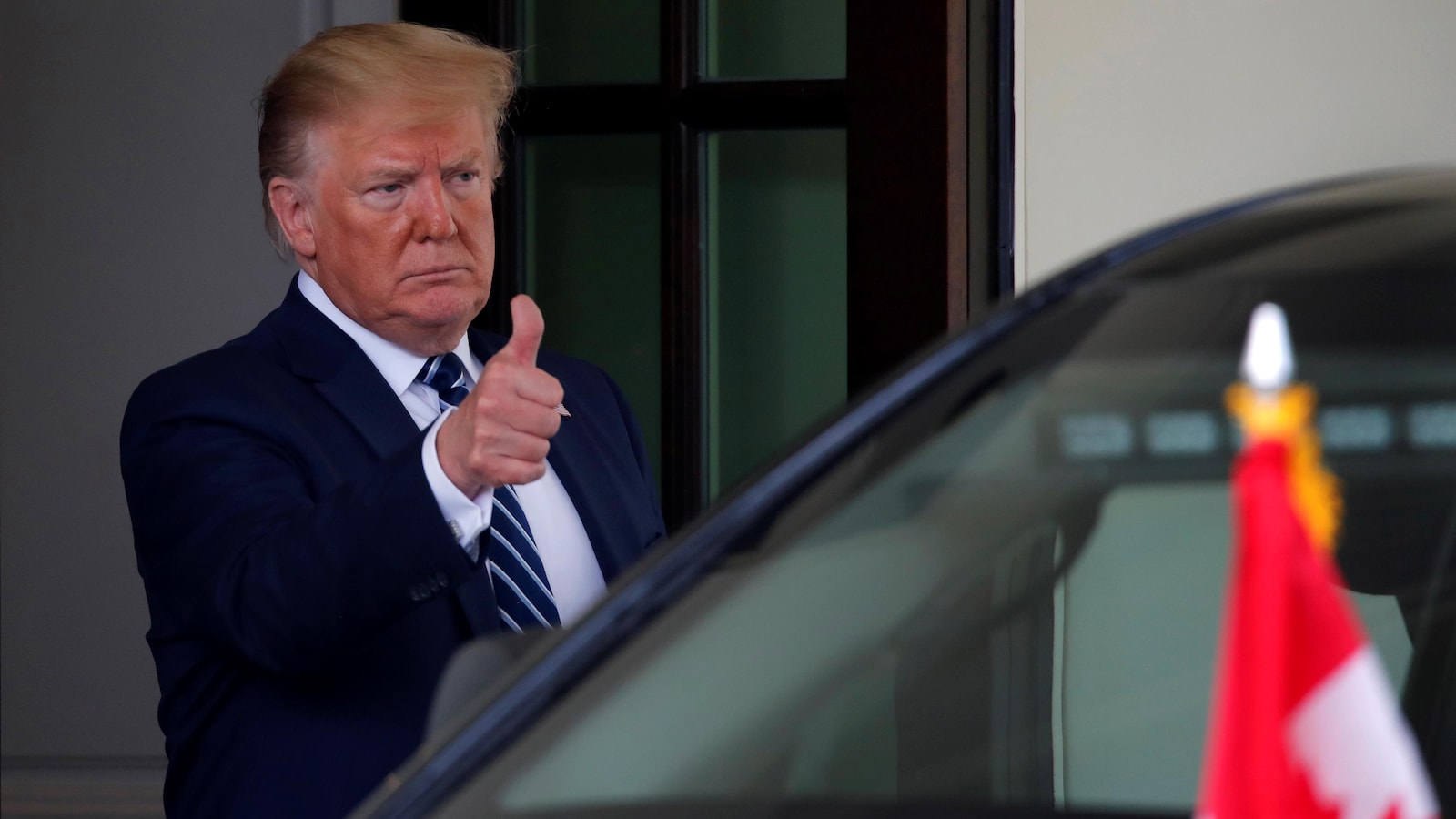 Le président Donald Trump fait un signe du pouce.