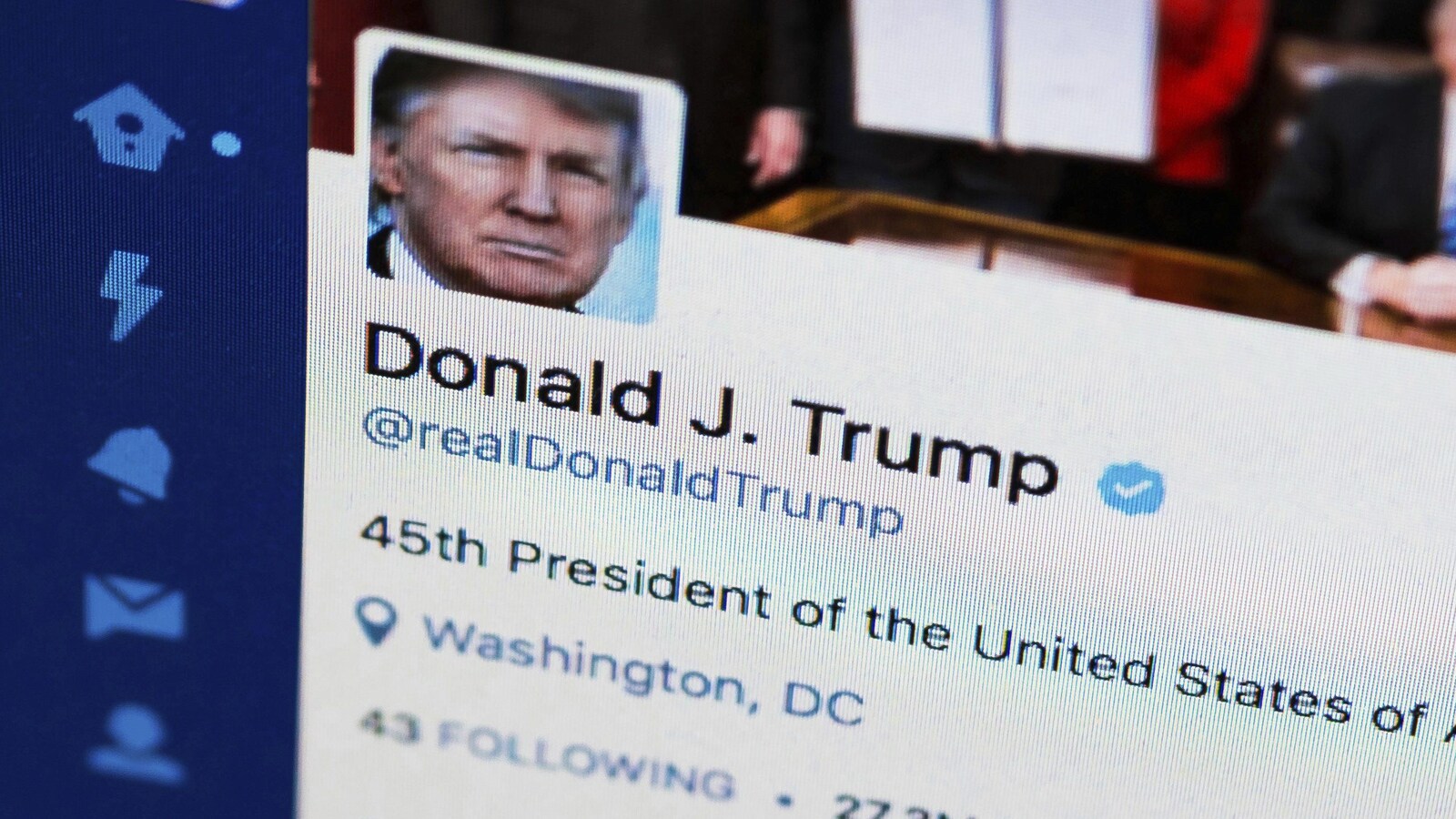 Le compte Twitter du président américain Donald Trump sur un écran d'ordinateur à Washington.