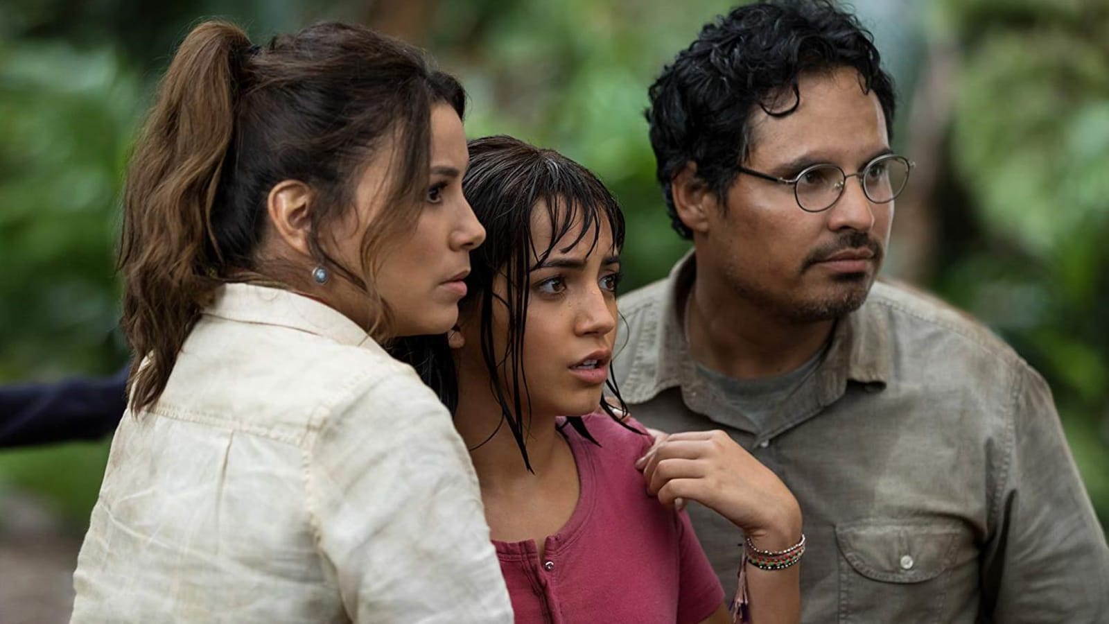 Trois personnes, deux femmes et un homme, sont dans la jungle et regarde quelque chose en hors-champ, avec un regard inquiet.é