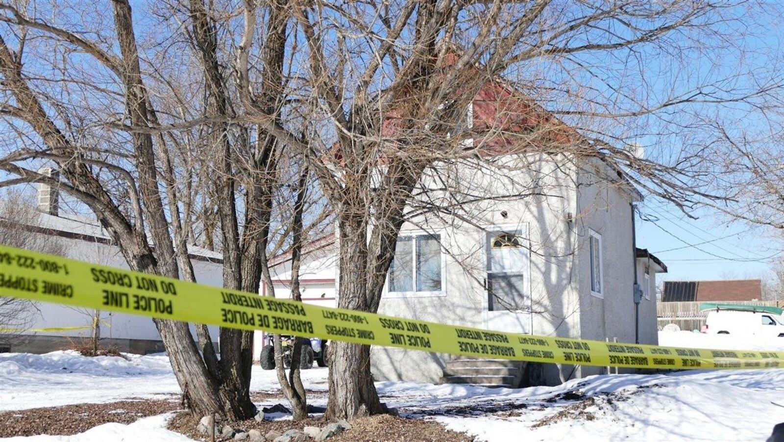 Une maison entourée d'un ruban jaune de la police.