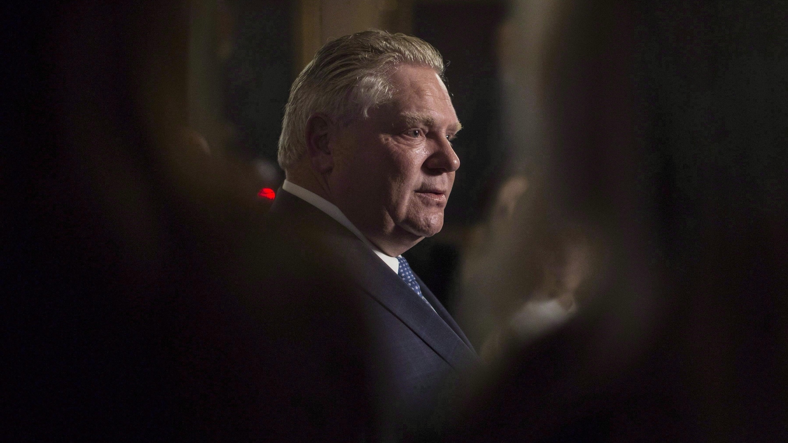 Doug Ford s'adresse aux reporters en mêlée de presse.