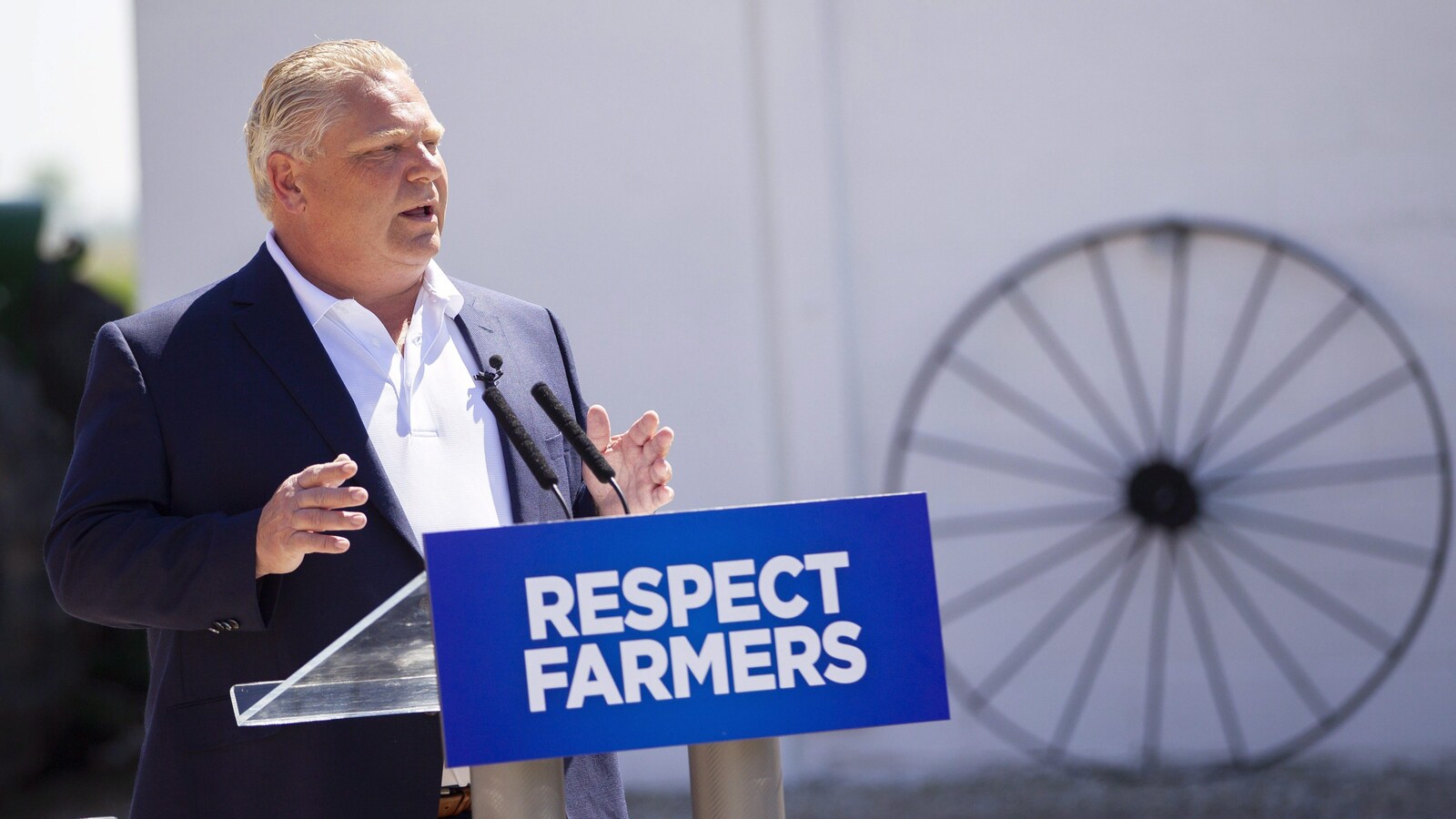 Doug ford parle à un podium