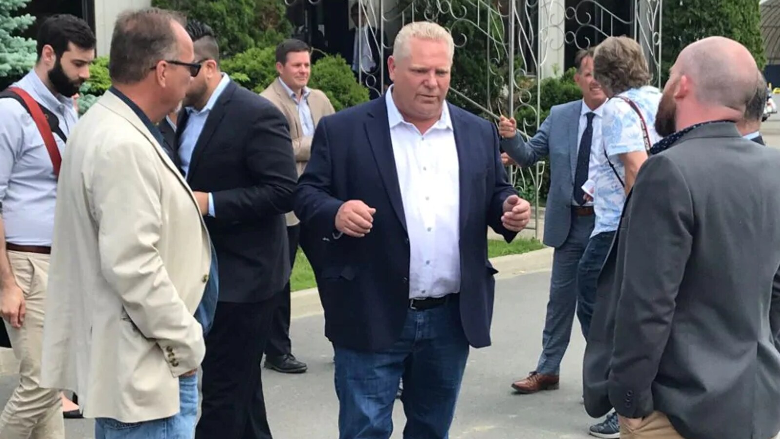 Un groupe d'hommes devant un bâtiment.