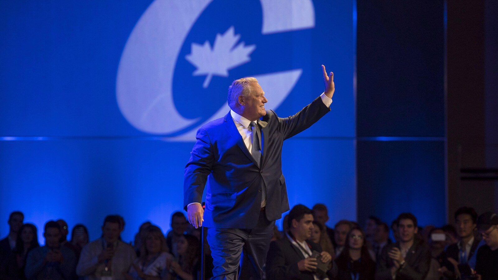Doug Ford salue les participants avant son discours à l'ouverture du congrès des conservateurs fédéraux.