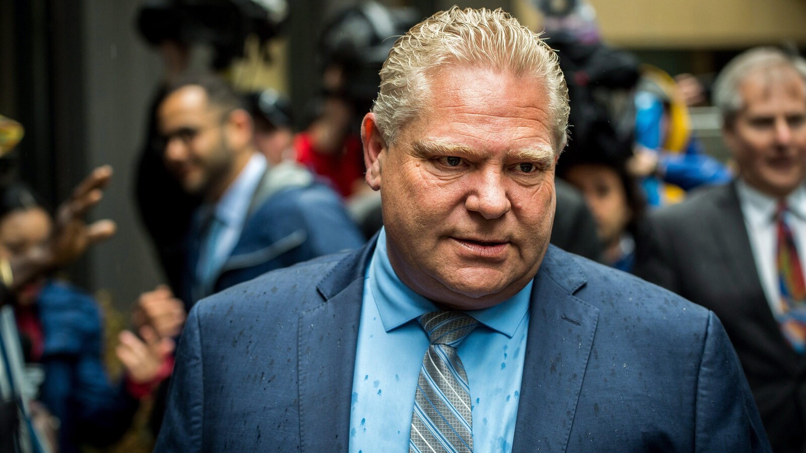 Doug Ford couvert de gouttes de pluie.