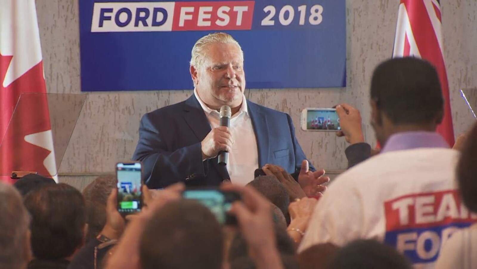 Doug Ford avec un micro sur une scène