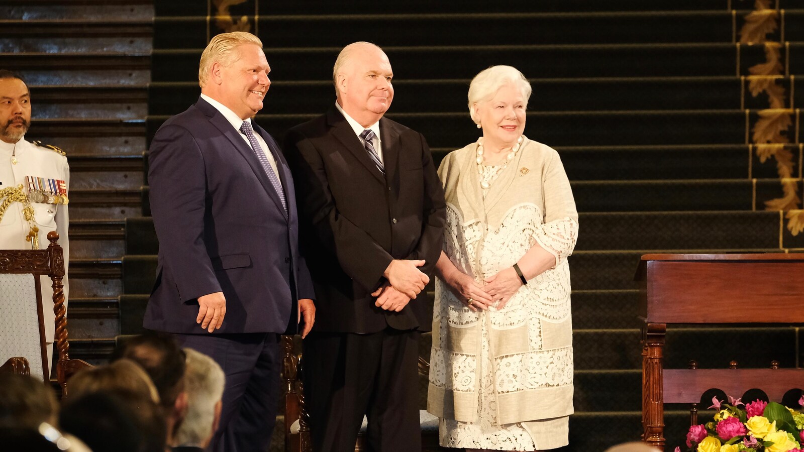 Le premier ministre Doug Ford, l'ex-ministre Jim Wilson et la lieutenante-gouverneure Elizabeth Dowdeswell lors de l'assermentation du cabinet