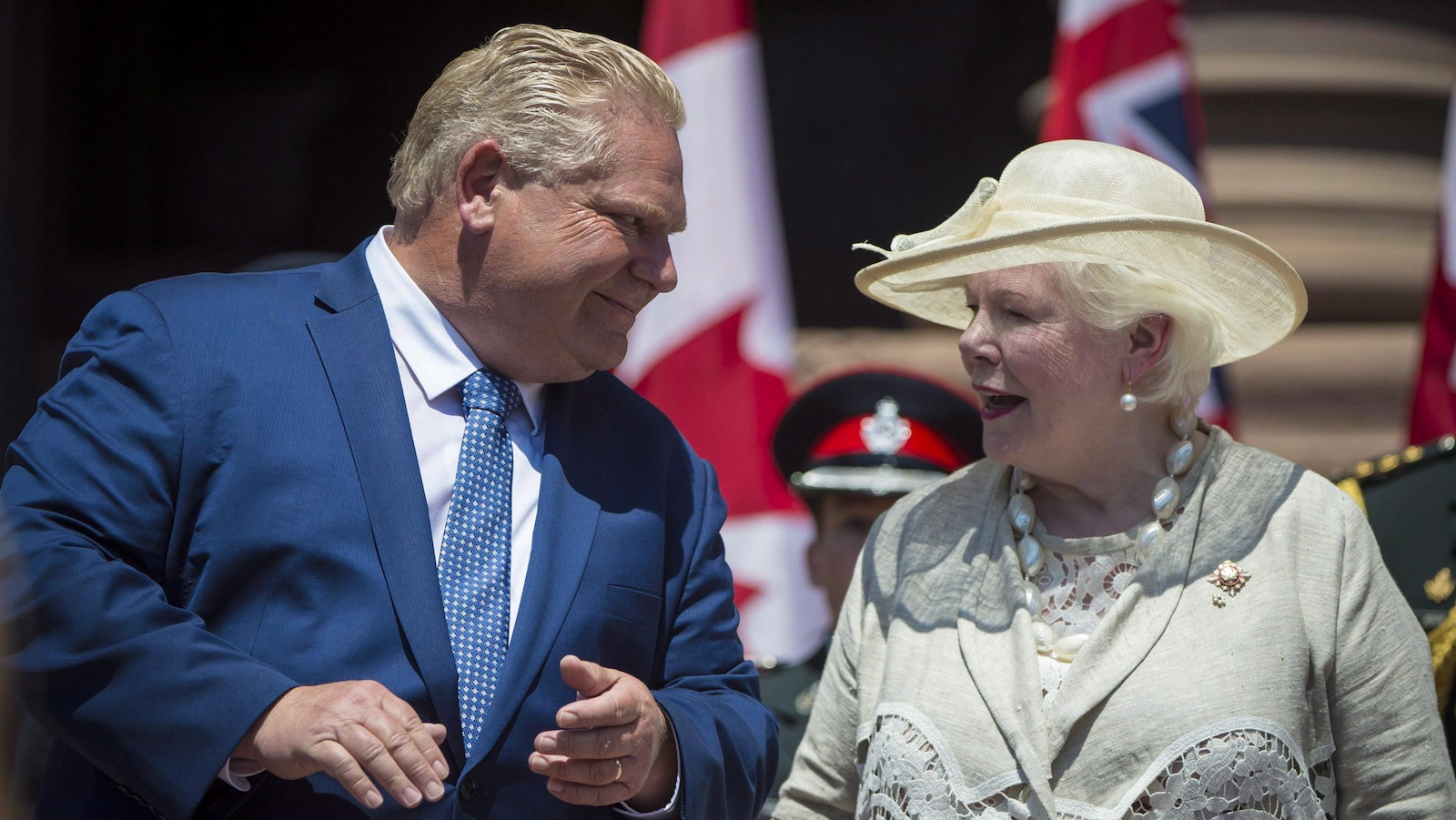 Doug Ford regarde la lieutenante-gouverneure dans les yeux.