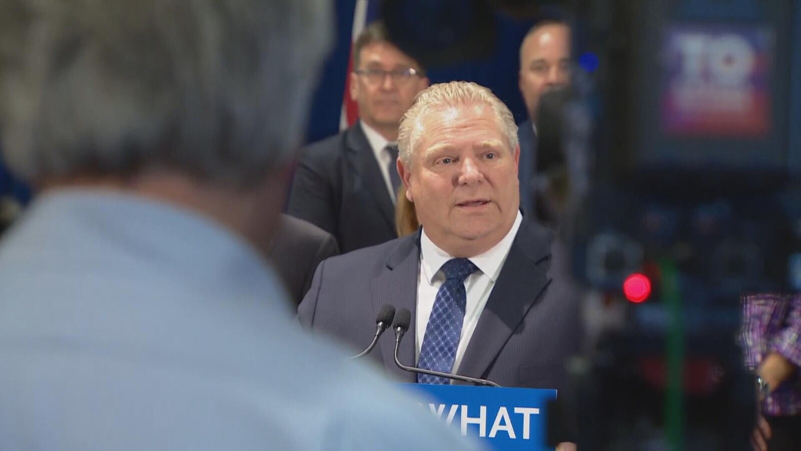 Le premier ministre répond aux questions des journalistes et devant des membres de son cabinet.