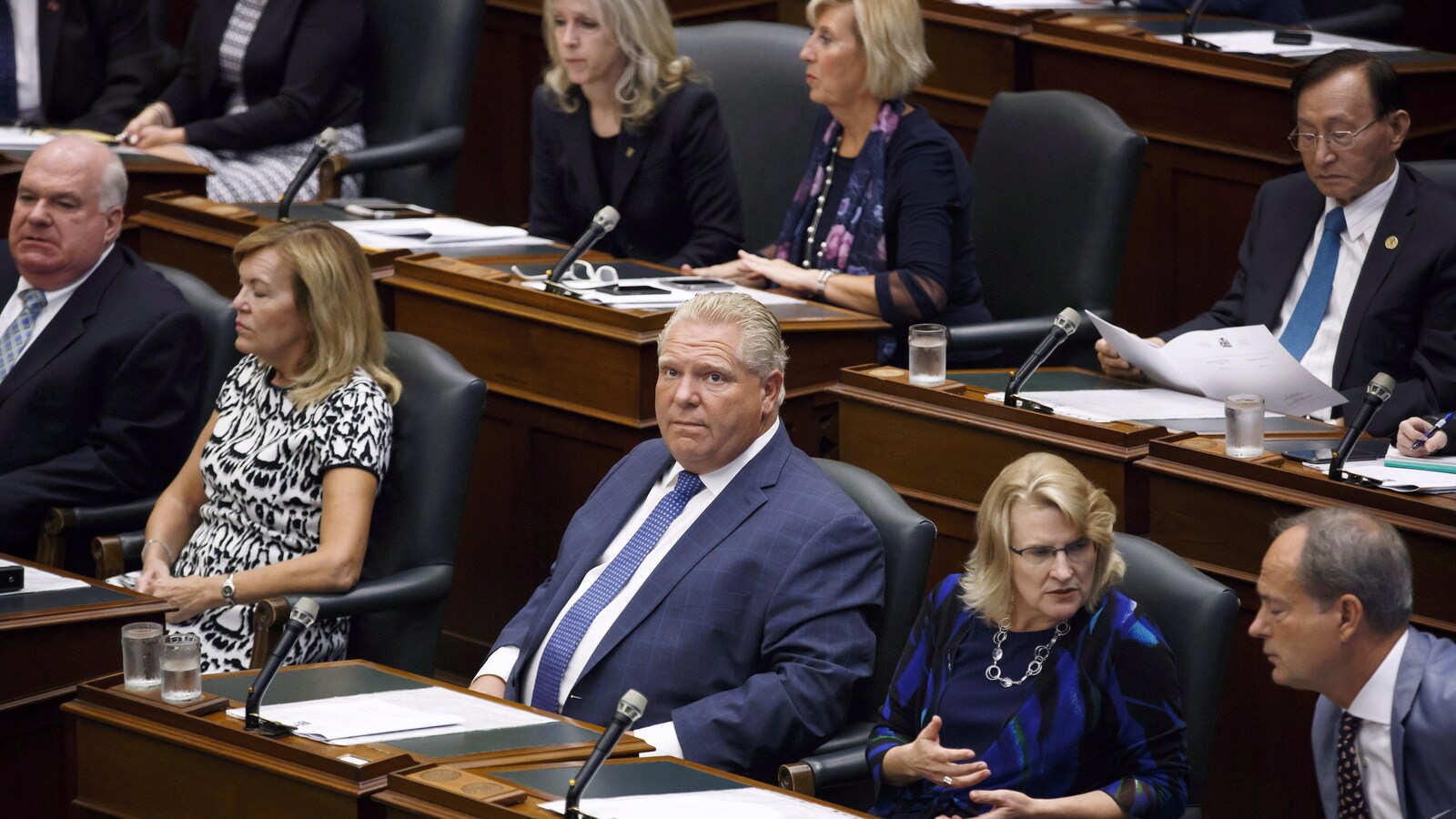 Doug Ford et 7 membres assis en session parlementaire