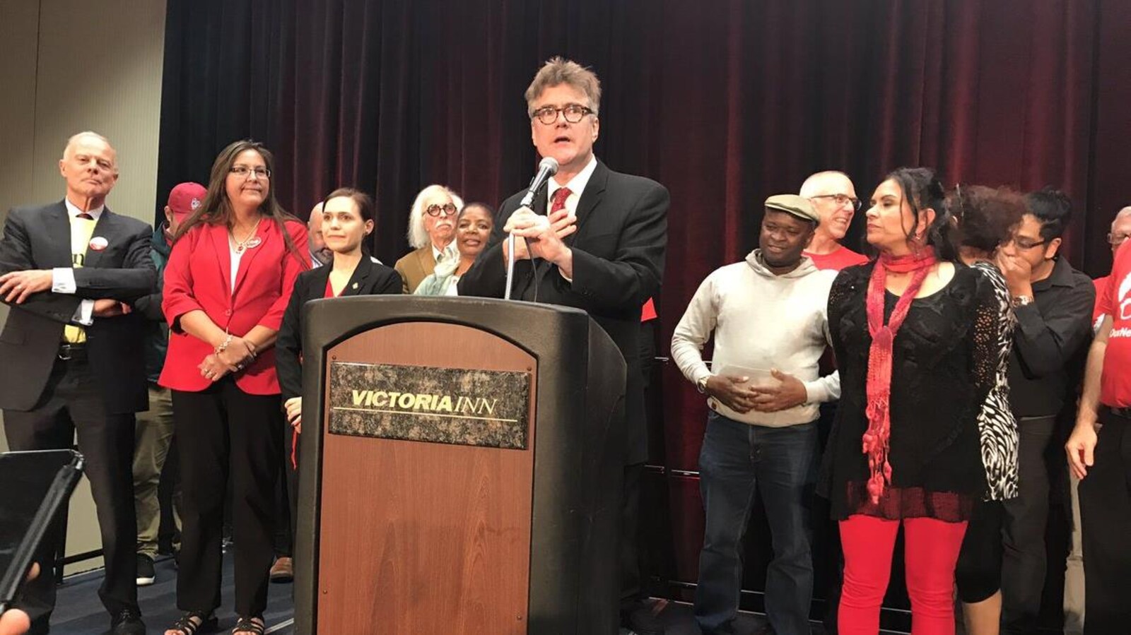 Douglad Lamont lors de son discours après l'annonce des résultats du 2e tour au congrès d'investiture du Parti libéral du Manitoba. Sur scène, à ses côtés, les députés Jon Gerrard, Judy Klassen et Cindy Lamoureux.