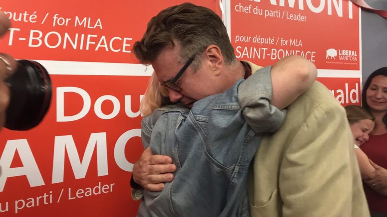 un homme et une femme s'embrasse