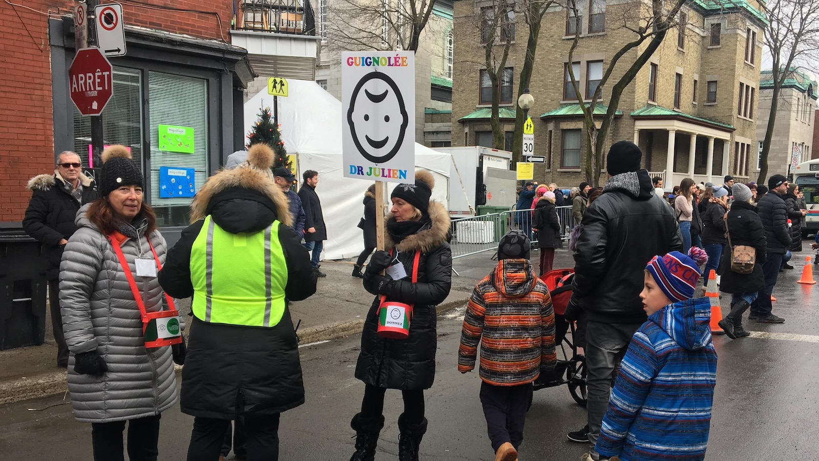 Des gens collectent de l'argent dans une rue.