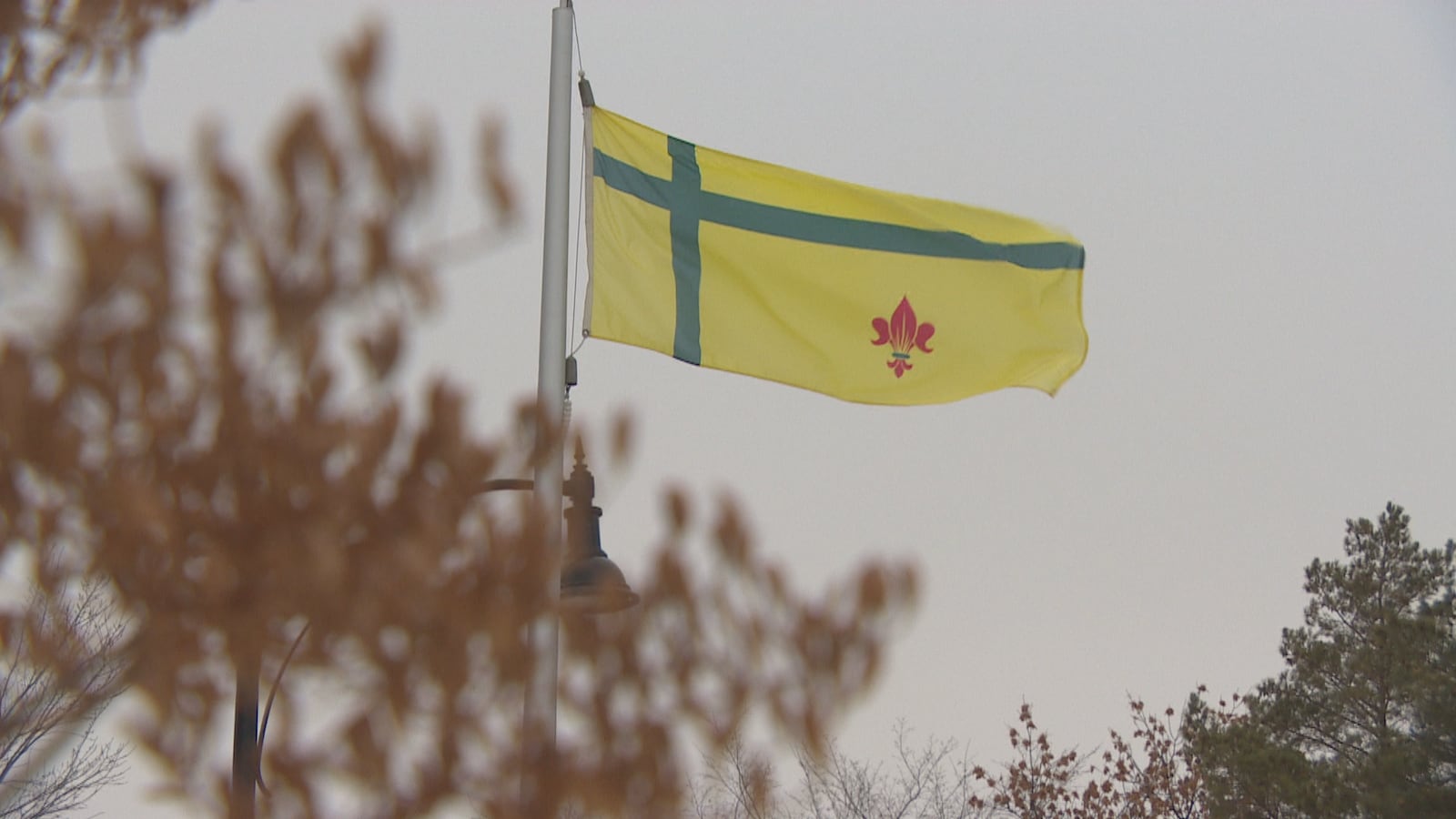 Le drapeau fransaskois flotte au vent.