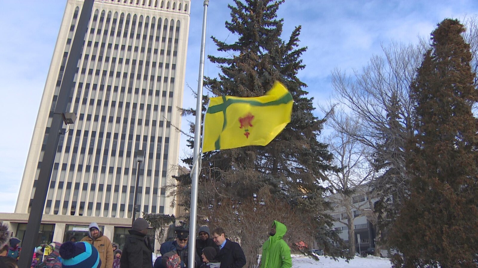 Des enfants assistent au lever du drapeau à l'hôtel de ville de Regina.