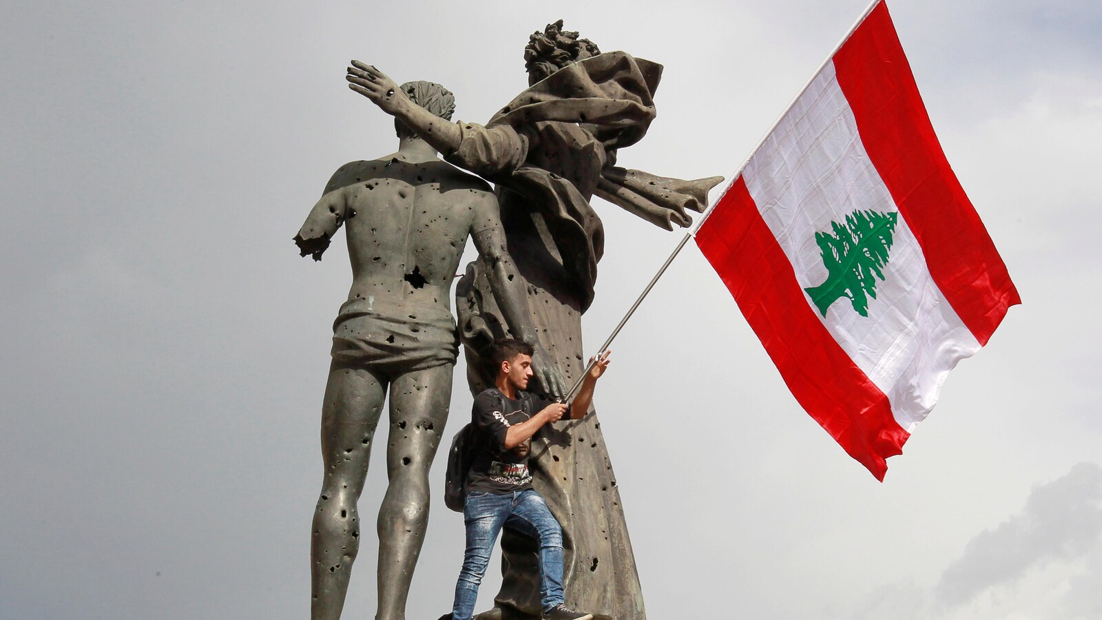 Un homme brandit un drapeau