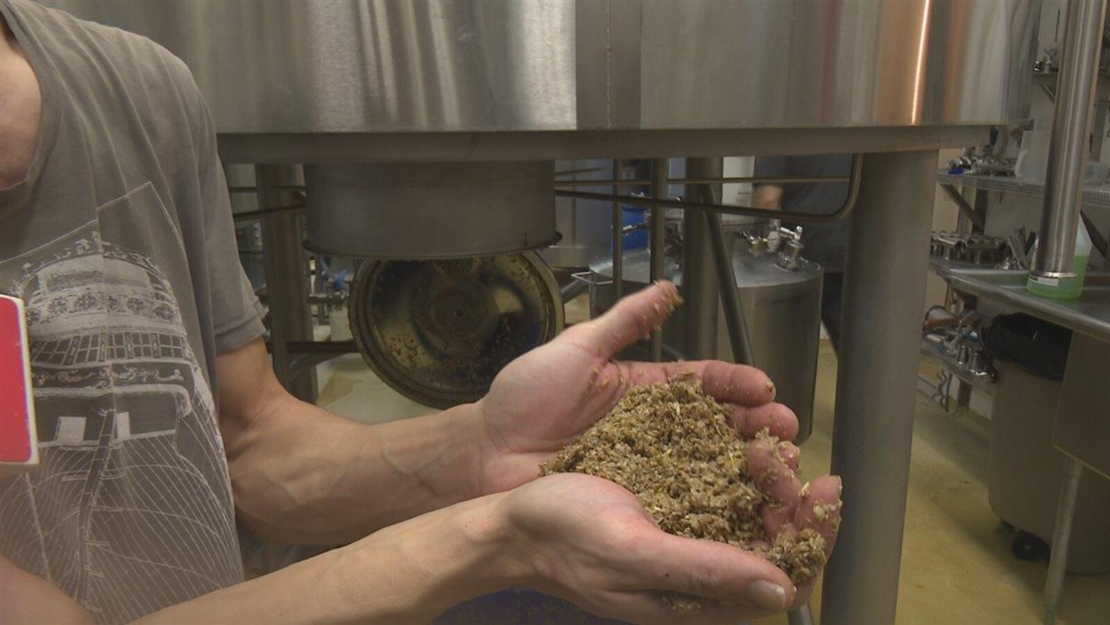 La boulangerie récupère l’orge cuite (ou la drêche) qui a été utilisée pour le brassage de la bière.