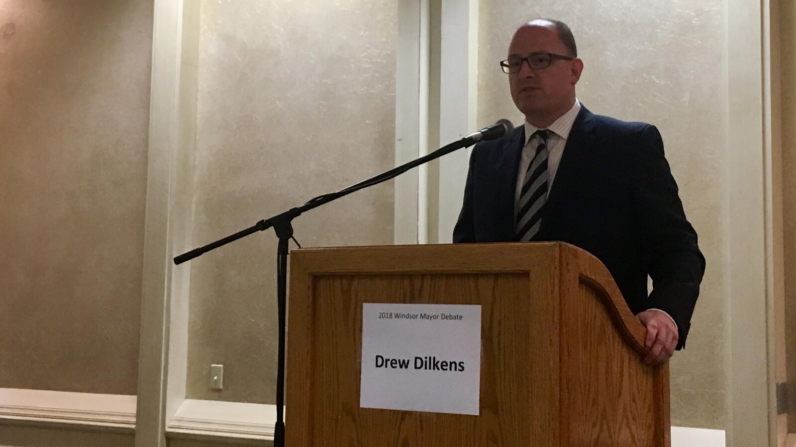 Le maire sortant Drew Dilkens au micro