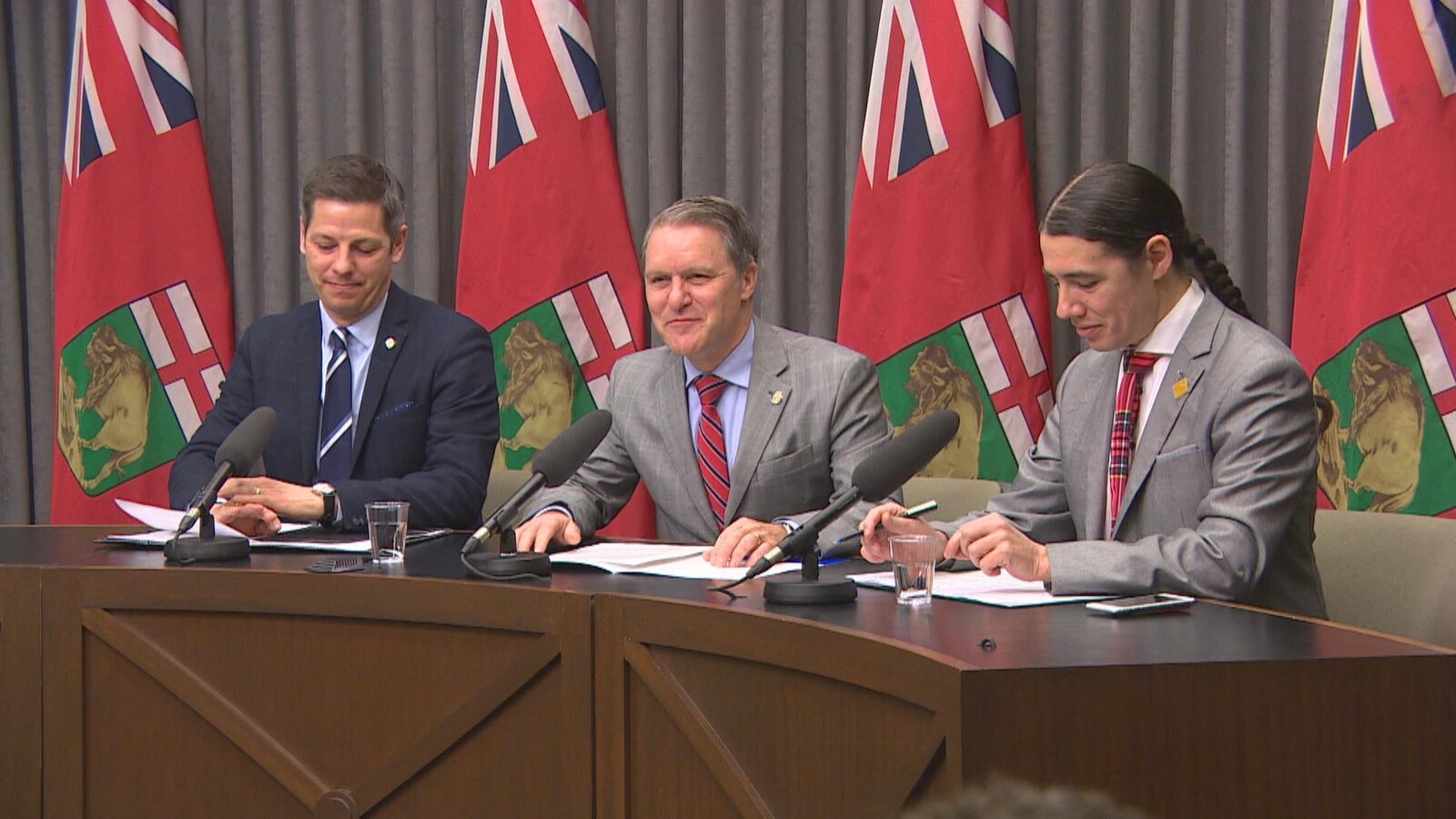 Brian Bowman, Cameron Freisen et Robert-Falcon Ouellette annoncent leur collaboration.