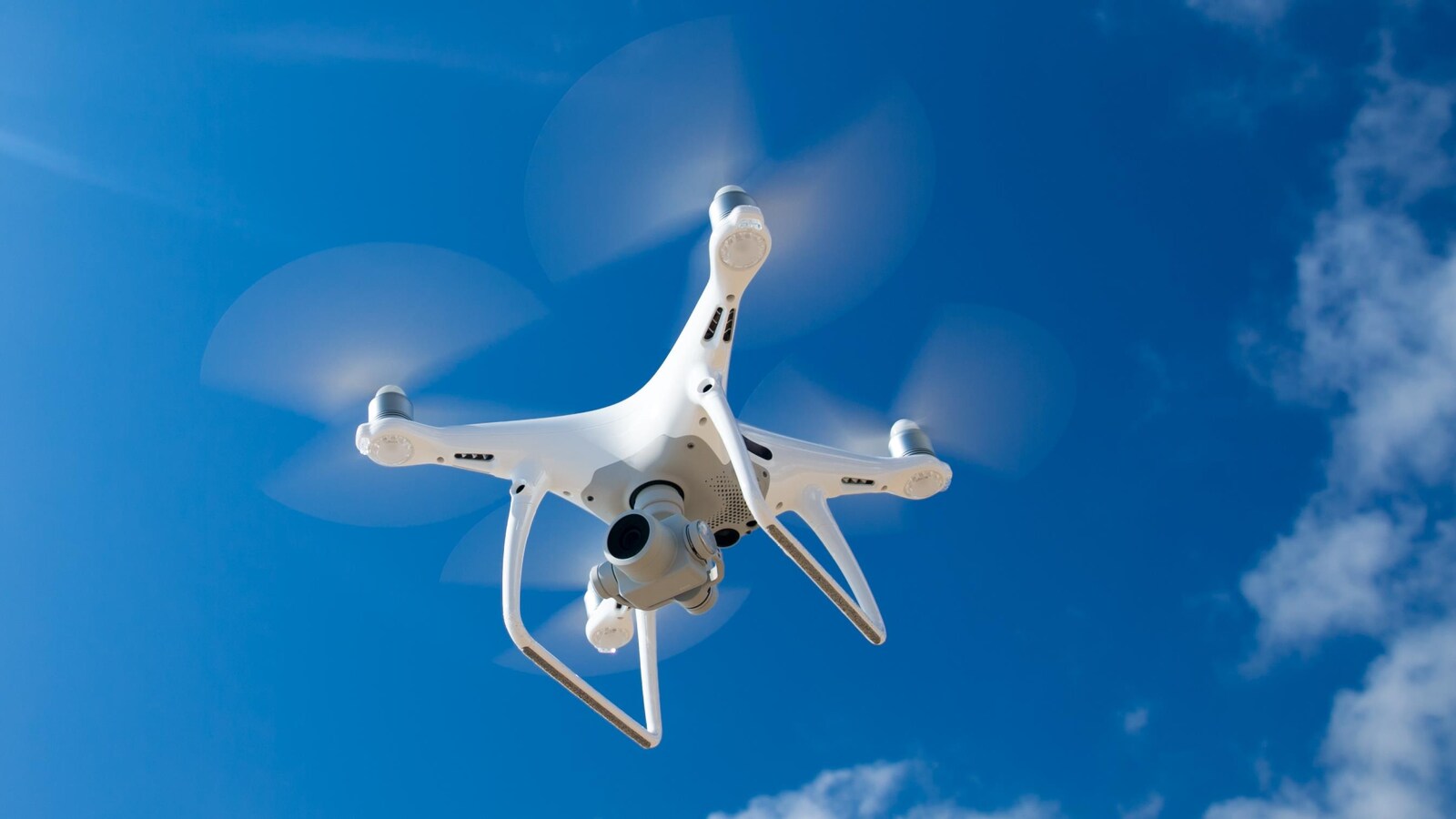 Un drone traverse le ciel.