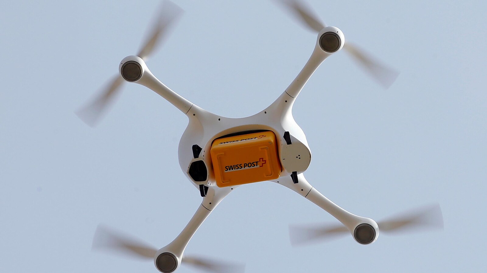 Un drone dans le ciel lors d'une présentation de Swiss Post.