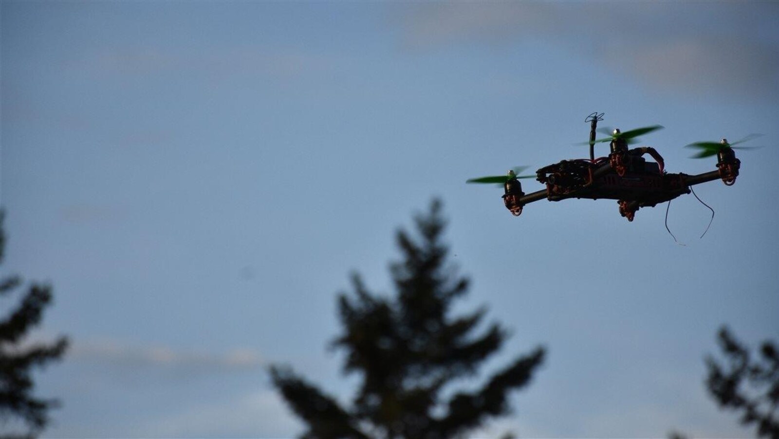 Un drone récréatif en plein vol.