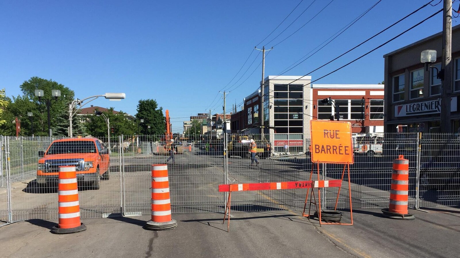 Le chantier de la rue Lindsay. La route est barrée par une clôture.