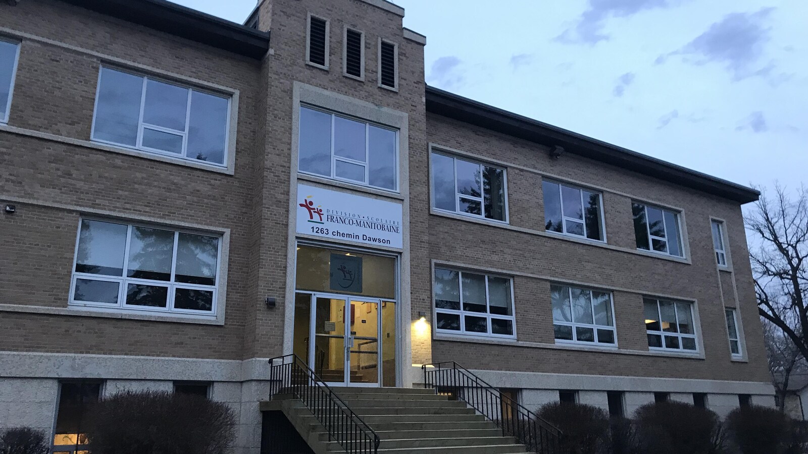 Un vieil immeuble en briques, converti en bureaux de la DSFM.