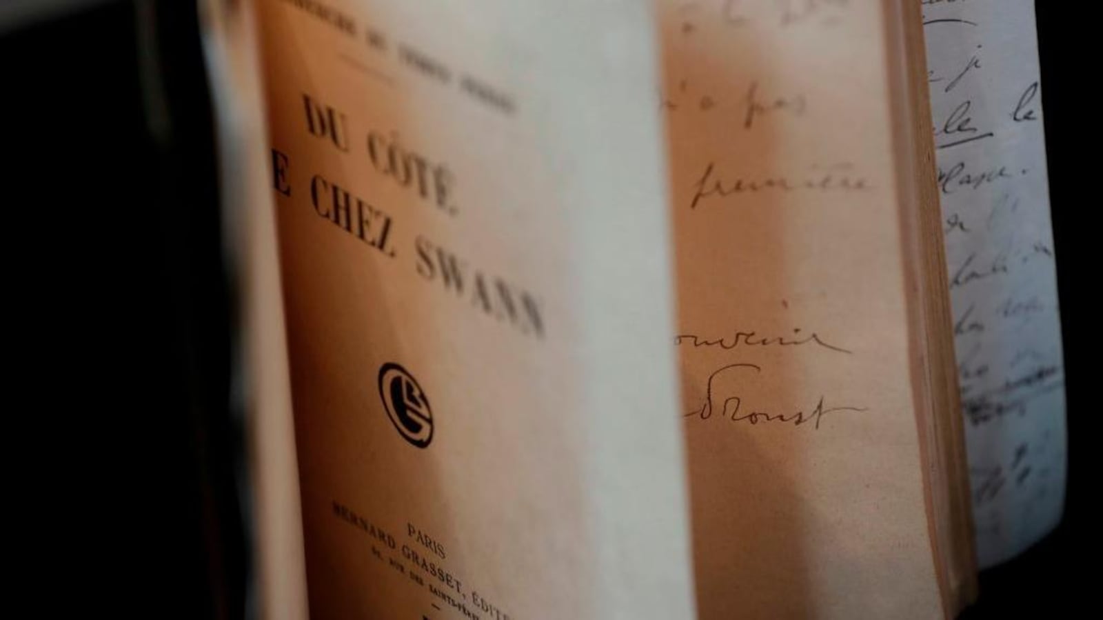 La page titre du livre <em>Du côté de chez Swann</em> visible sur une édition originale du volume, mise en vente aux enchères, celle-ci, en 2017.