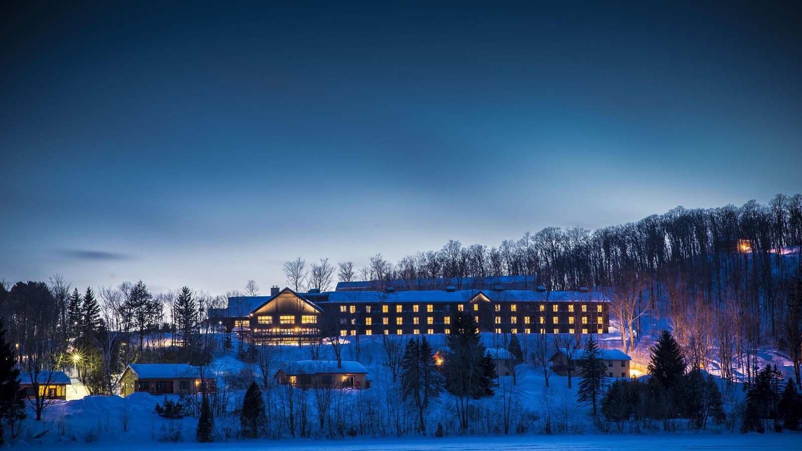 La Station touristique Duchesnay : photo de l'auberge et de chalet prise à partir du lac à l'hiver 2014