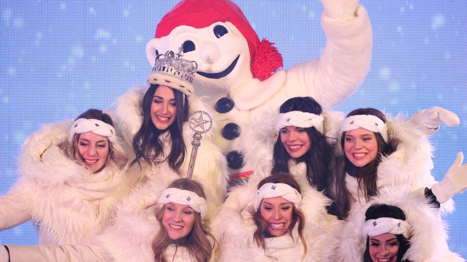 Les duchesses et la reine posent avec Bonhomme.