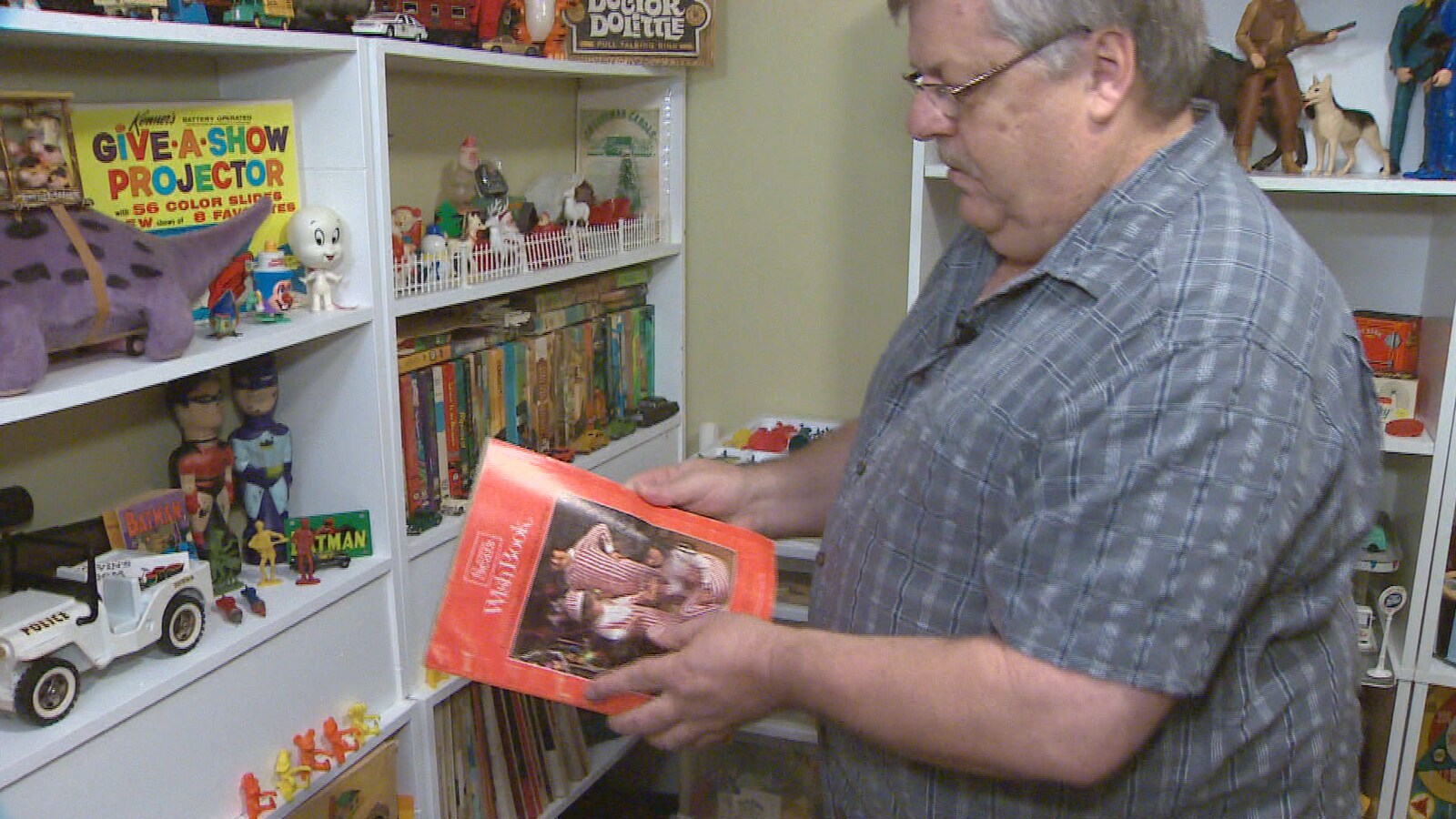 Kevin Duffy ouvre un ancien catalogue.