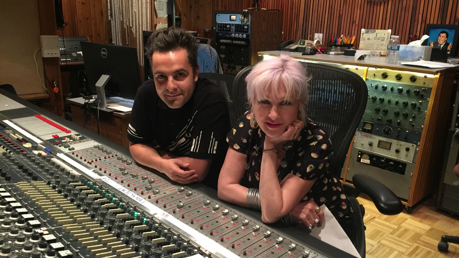 Dumas et Cyndi Lauper, assis côte à côte, devant une console d'un studio d'enregistrement.