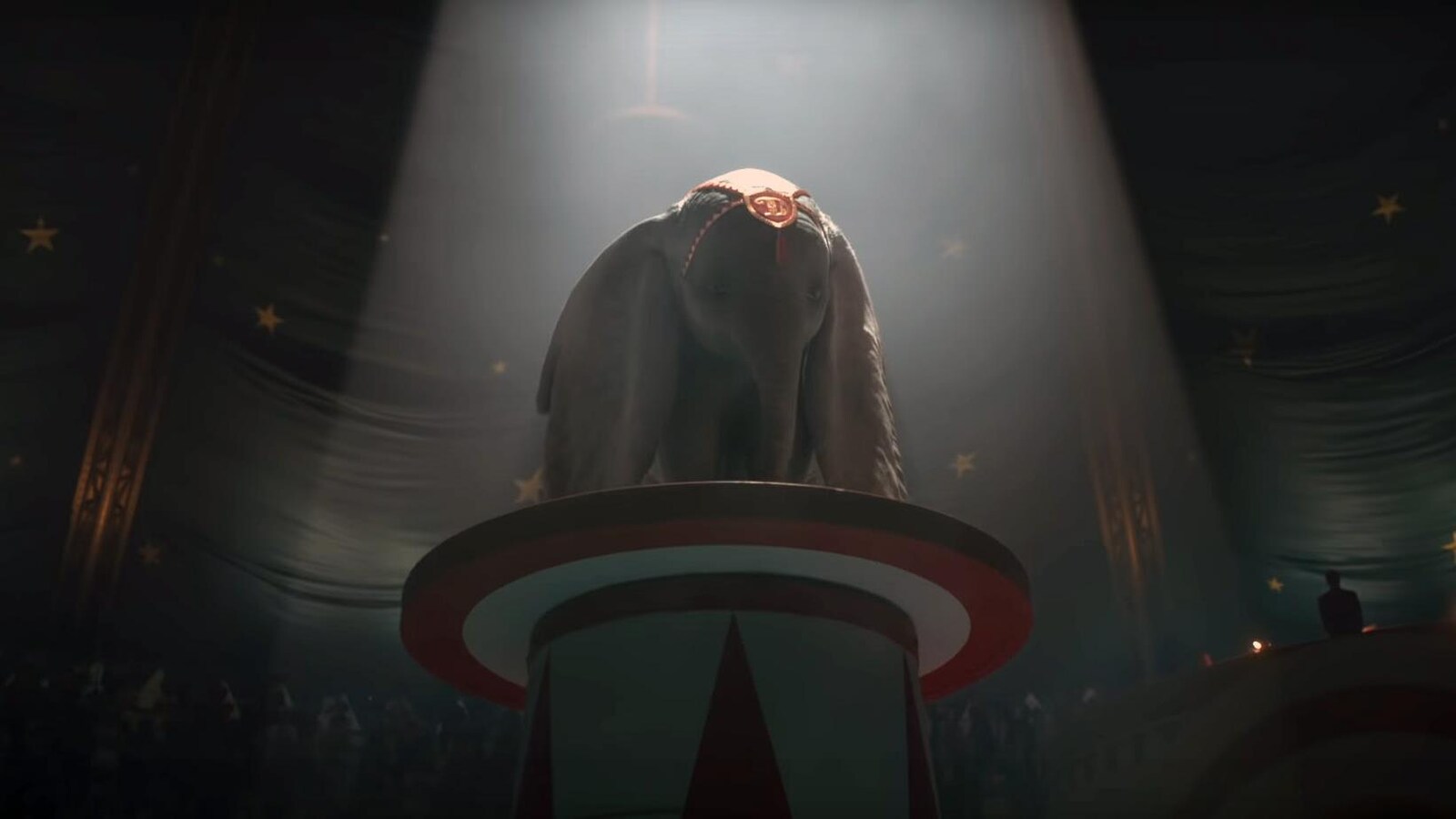 Une image de la bande-annonce du film «Dumbo», où l'on voit l'éléphanteau éclaré par un projecteur, au centre de la piste d'un cirque.