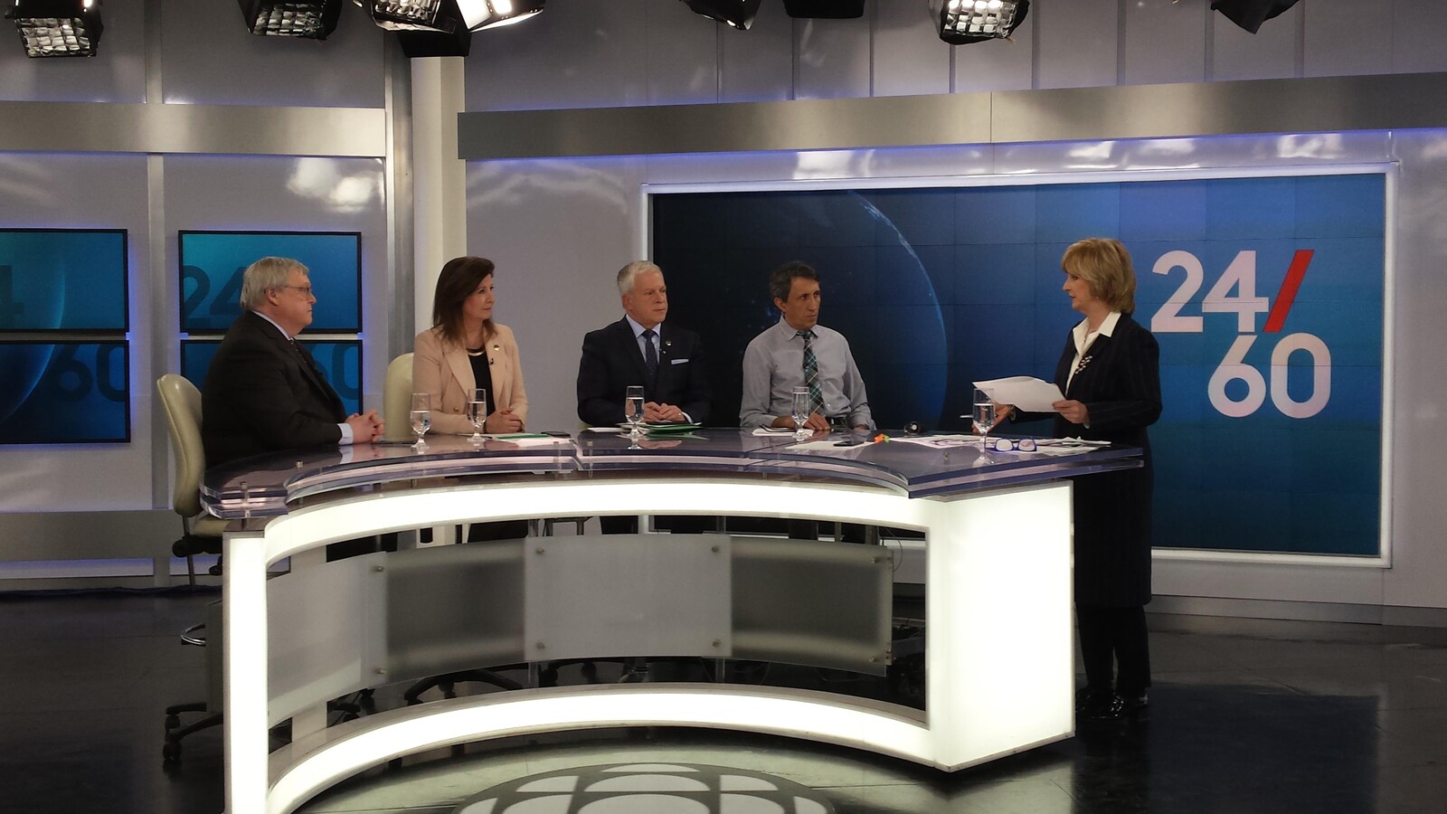 L'animatrice de 24/60, Anne-Marie Dussault reçoit Gaétan Barrette et les porte-parole de l'opposition en matière de santé sur le plateau de l'émission.