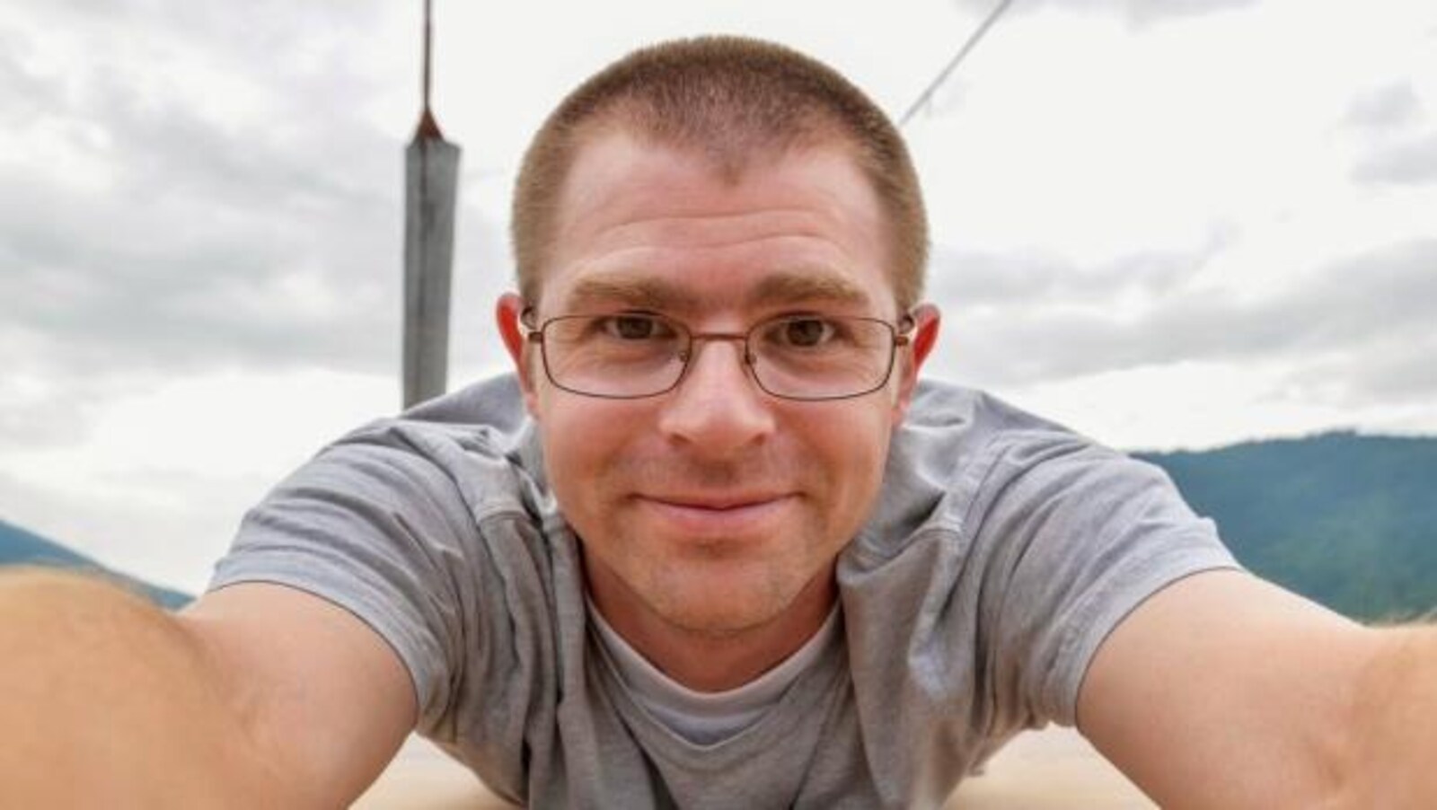 Dwayne Schnell se penche vers la caméra et sourit.