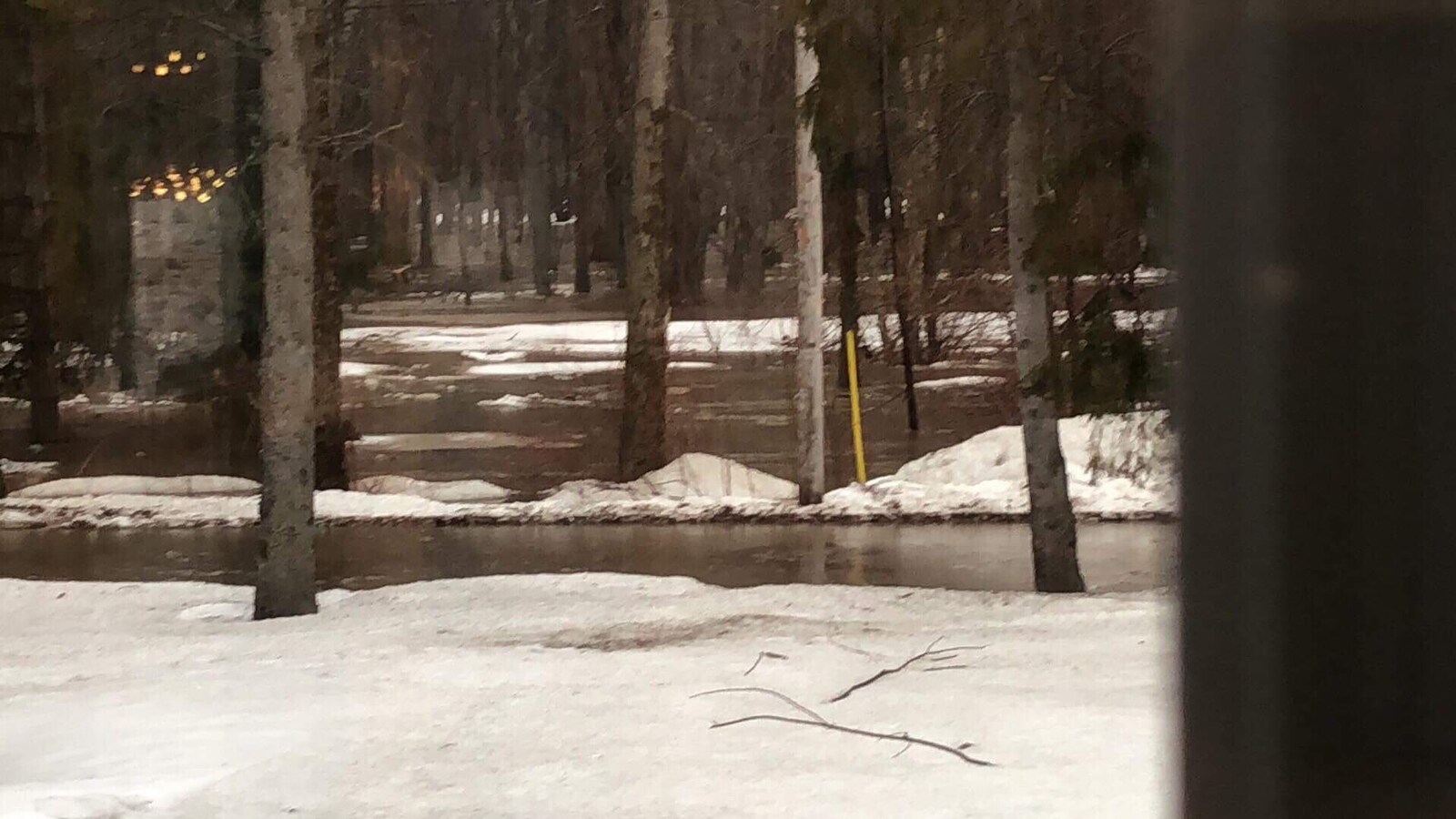 La rivière Bécancour déborde actuellement de son lit au chemin de l'Anse.