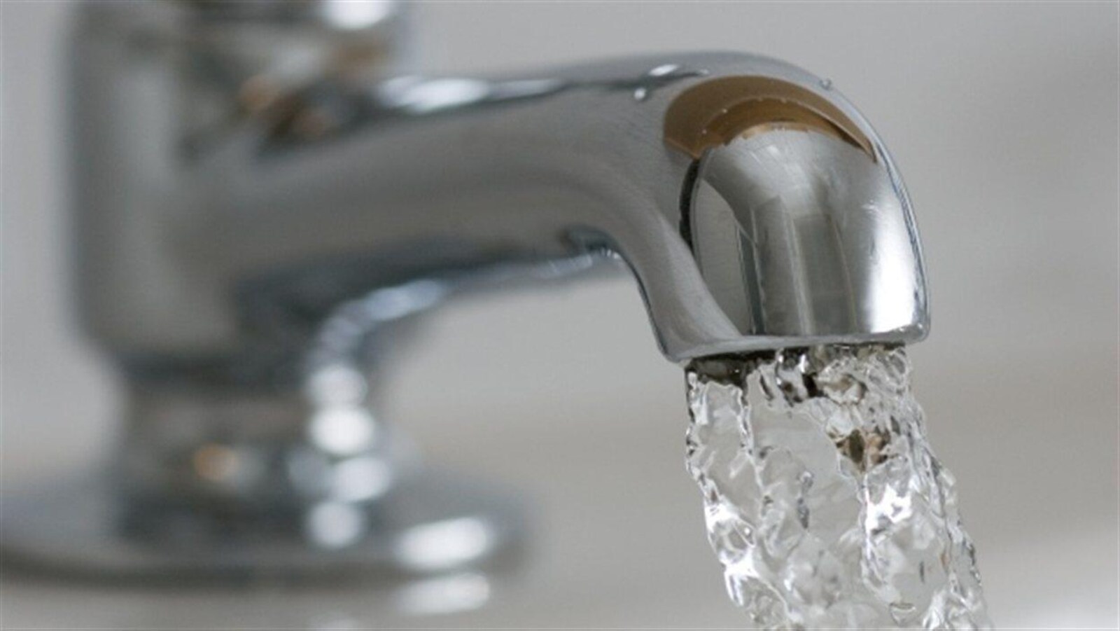 De l'eau sort d'un robinet de cuisine