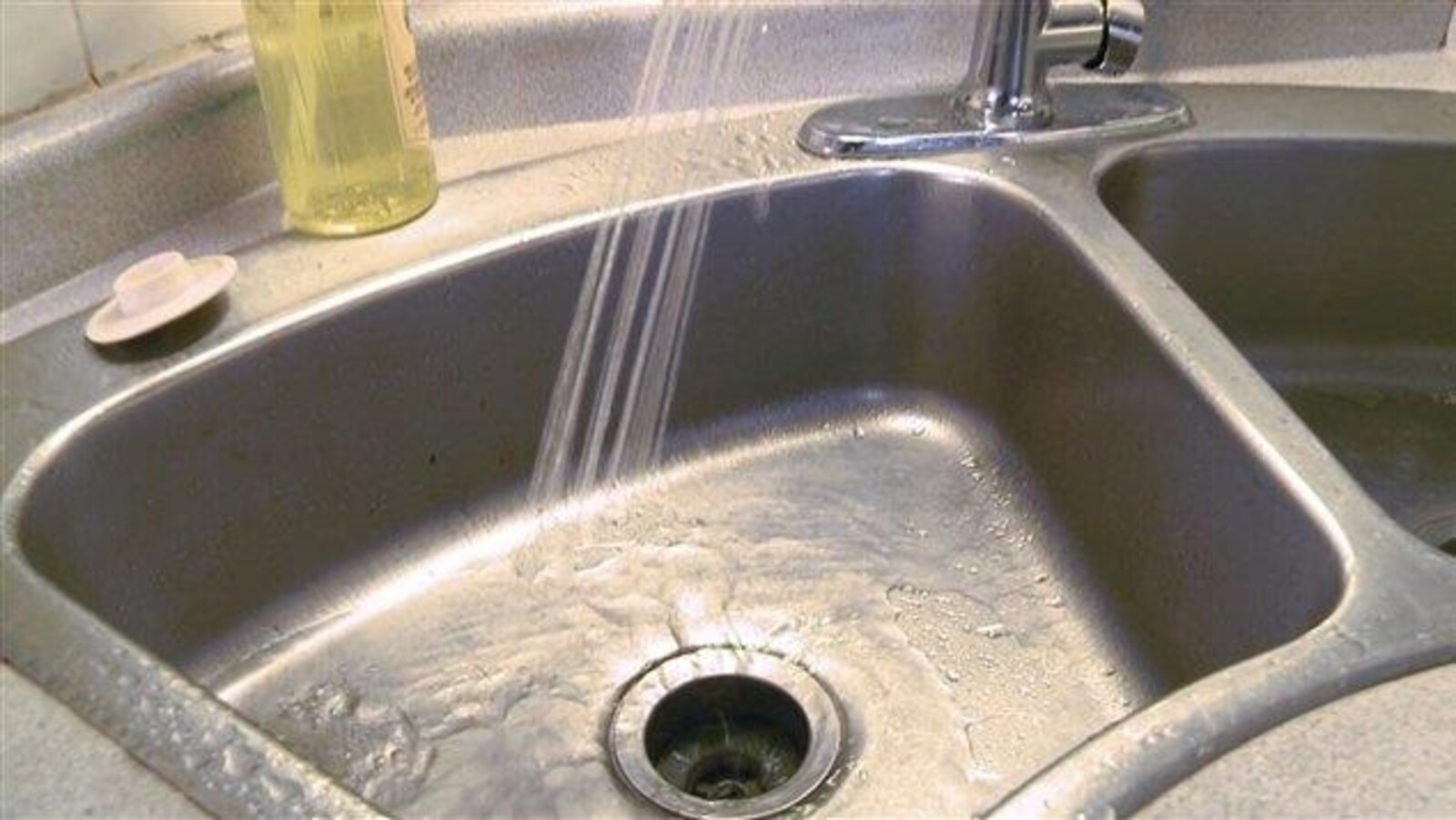 De l'eau courante.