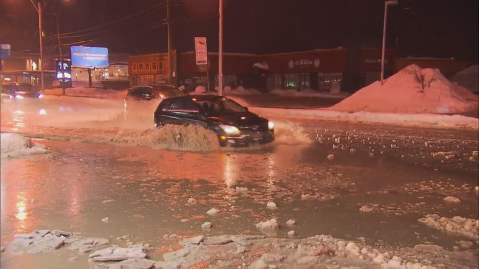 Une voiture au milieu d'une immense flaque d'eau sur King Ouest à Sherbrooke