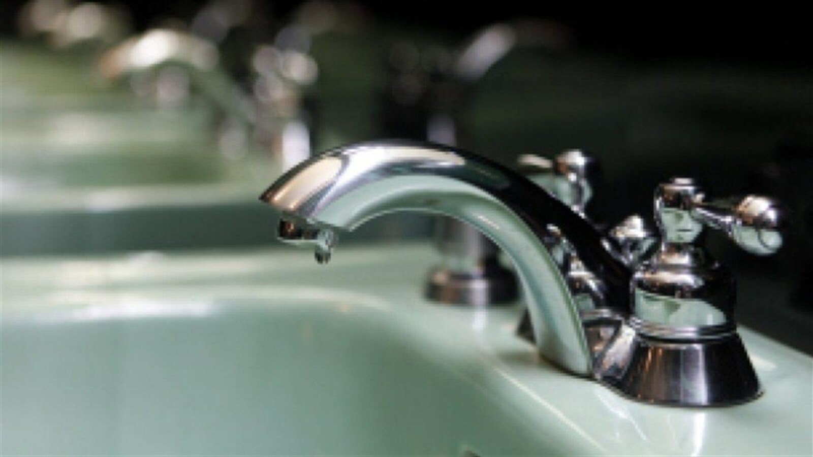 La fluoration de l'eau aide à prévenir la carie dentaire.