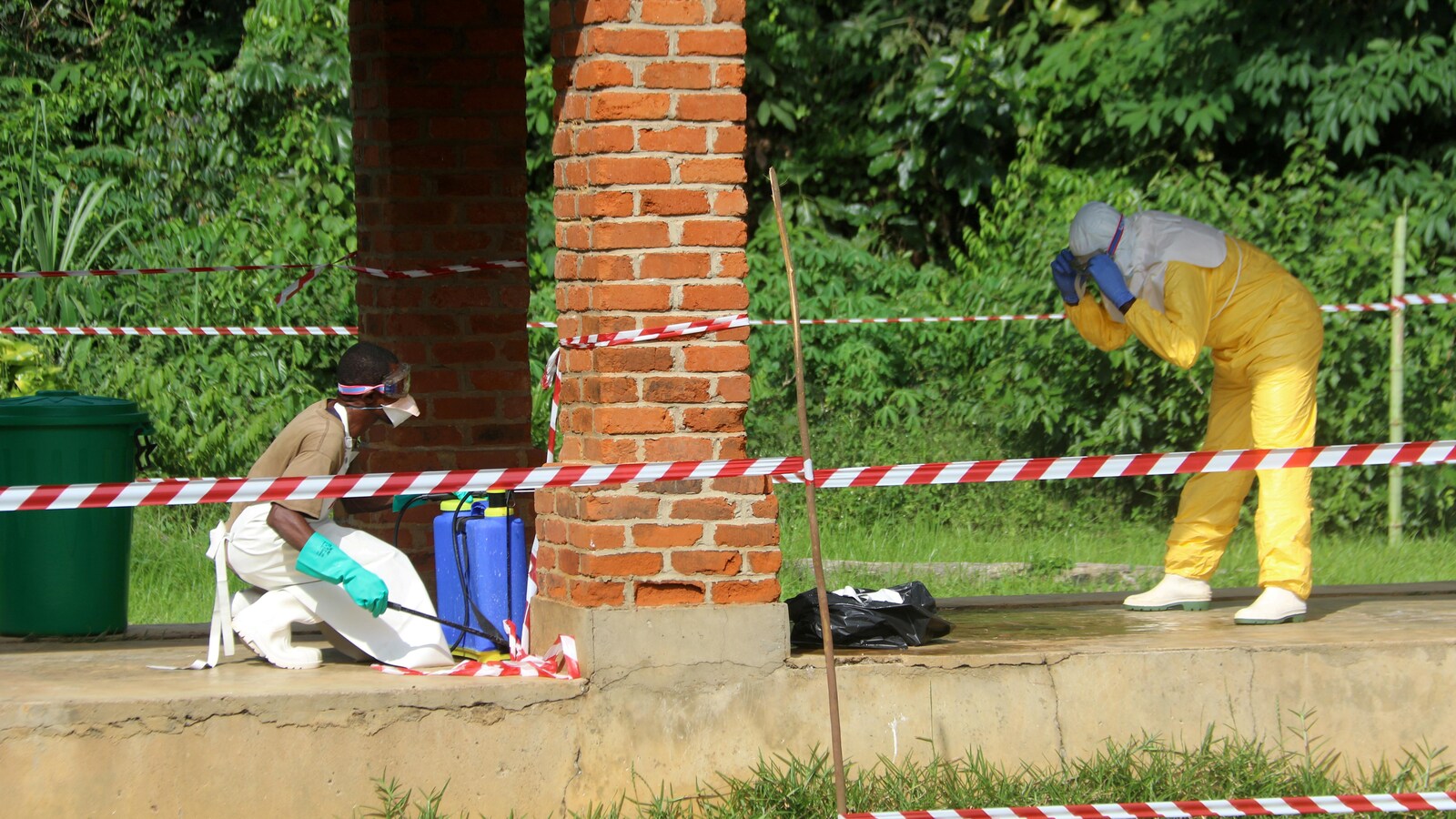 Un agent de santé est aspergé de chlore après avoir visité le service d'isolement de l'hôpital de Bikoro, qui a reçu un nouveau cas présumé d'Ebola.