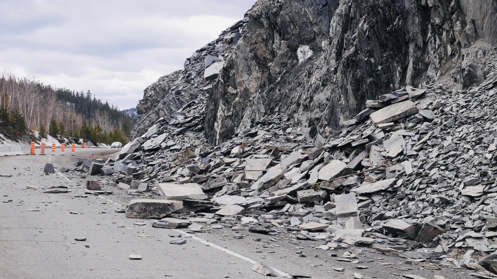 Une falaise dont une partie s'est effondrée sur la route.