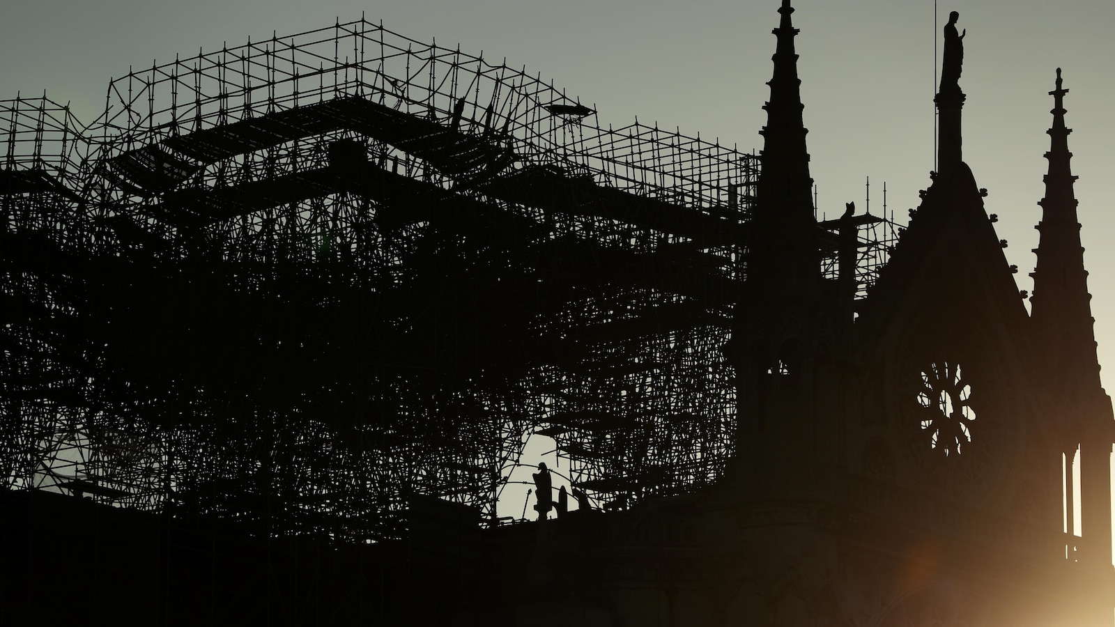 Un imposant échafaudage surplombe le toit effondré de la cathédrale.