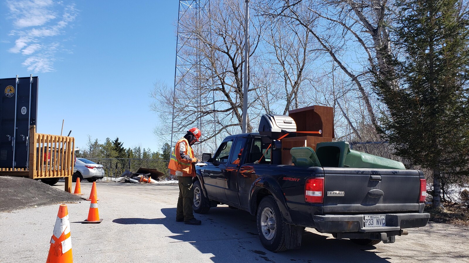 Un camion qui contient plusieurs déchets à l'entrée d'un écocentre.